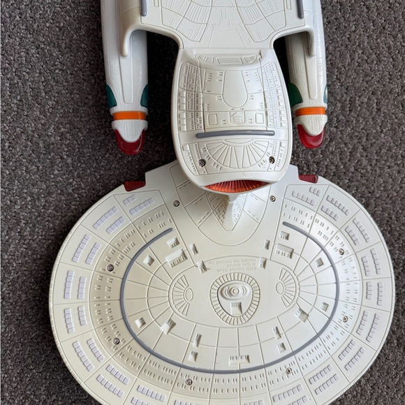 1992 Paramount Pictures-Playmates Star Trek USS Enterprise NCC-1701-D - Picture 2 of 7